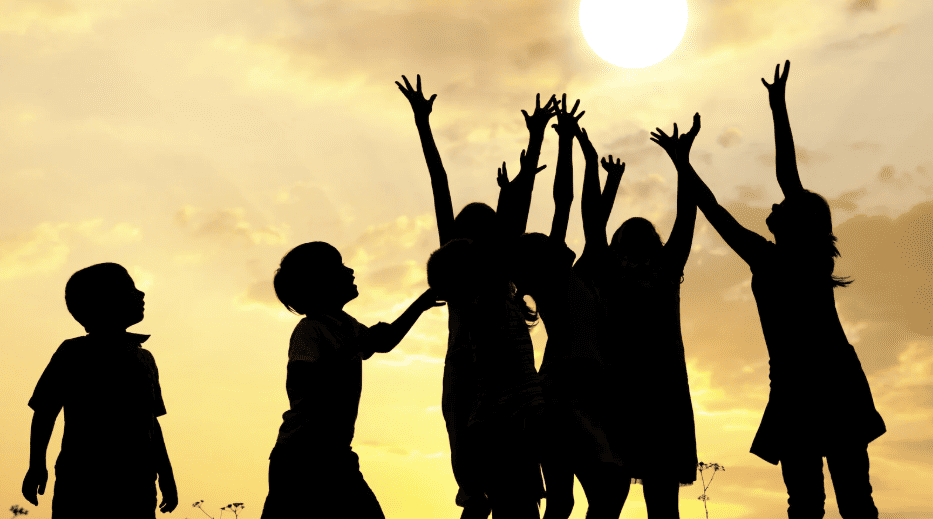 des enfants jouent au soleil