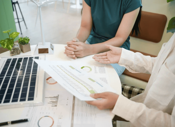 deux personnes travaillent en étant écolo au boulot