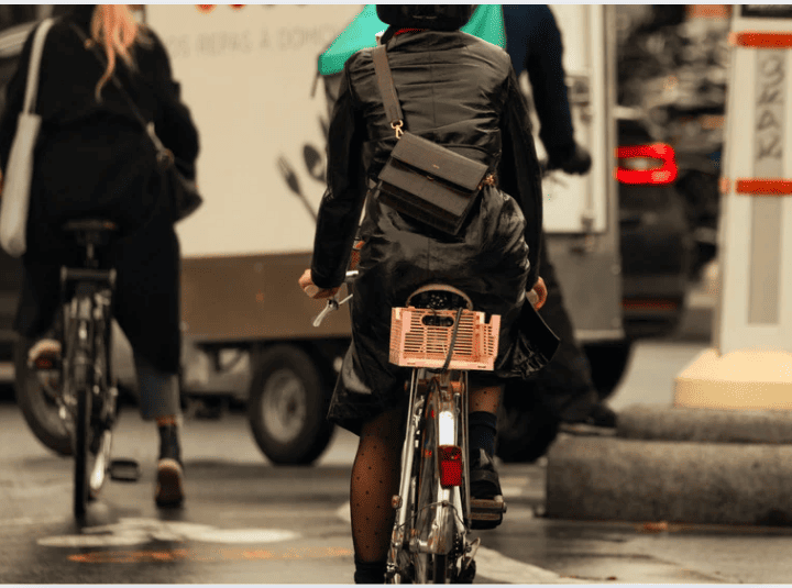 une femme va au travail en vélo