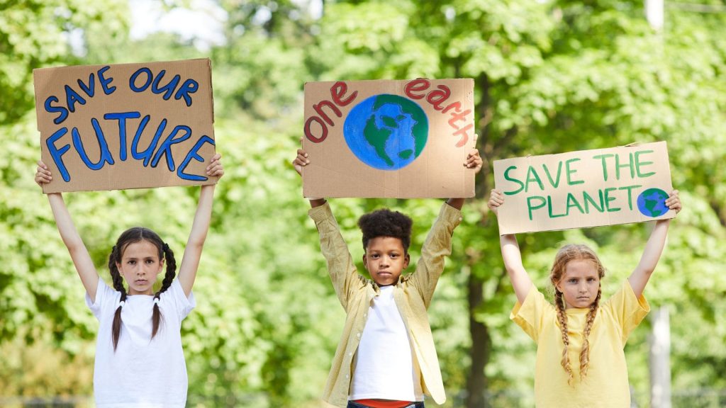 sensibiliser les enfants à l'écologie - 3 enfants manifestent