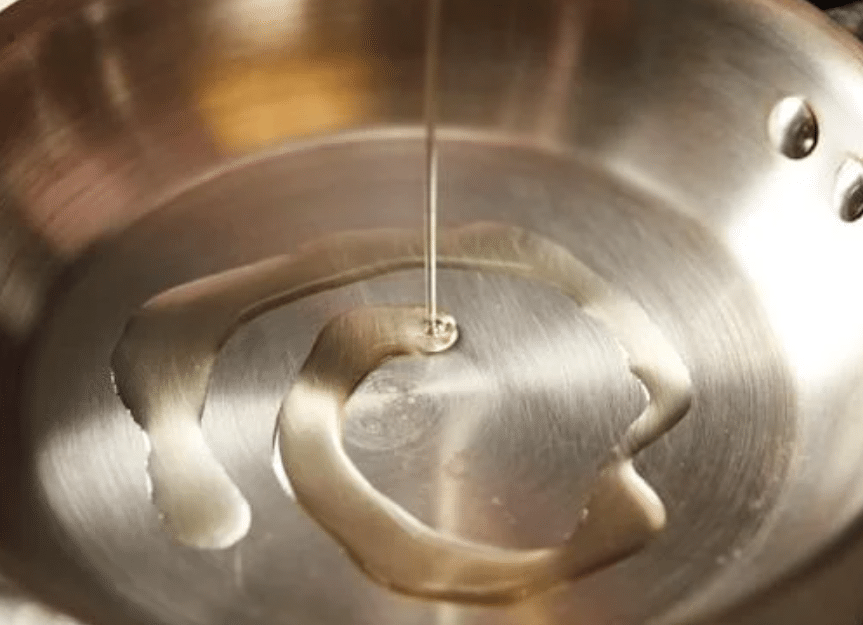 poele en inox avec un filet d'huile33 poele en inox avec un filet d'huile