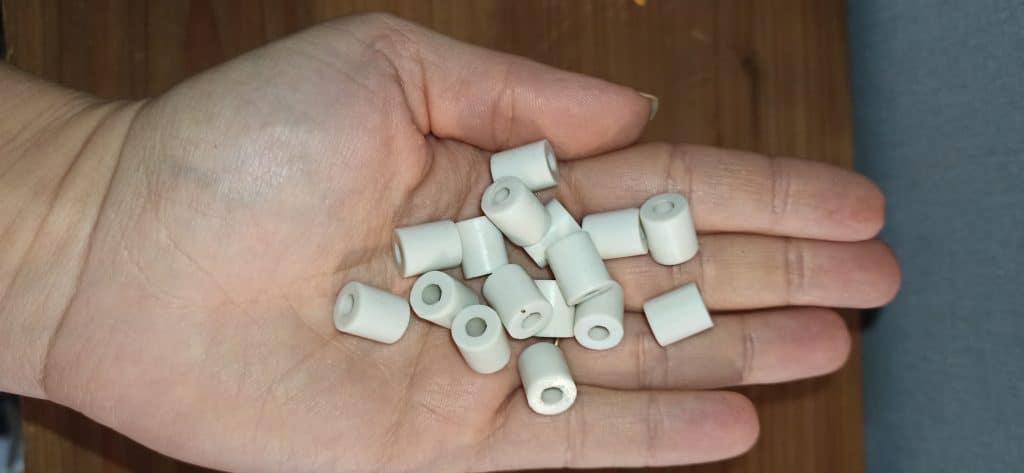 perles de céramique dans la main de maman écolo imparfaite