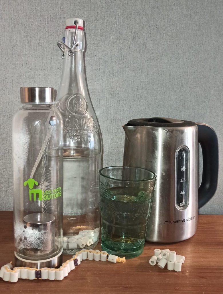 perles de céramique dans une bouilloire et une bouteille